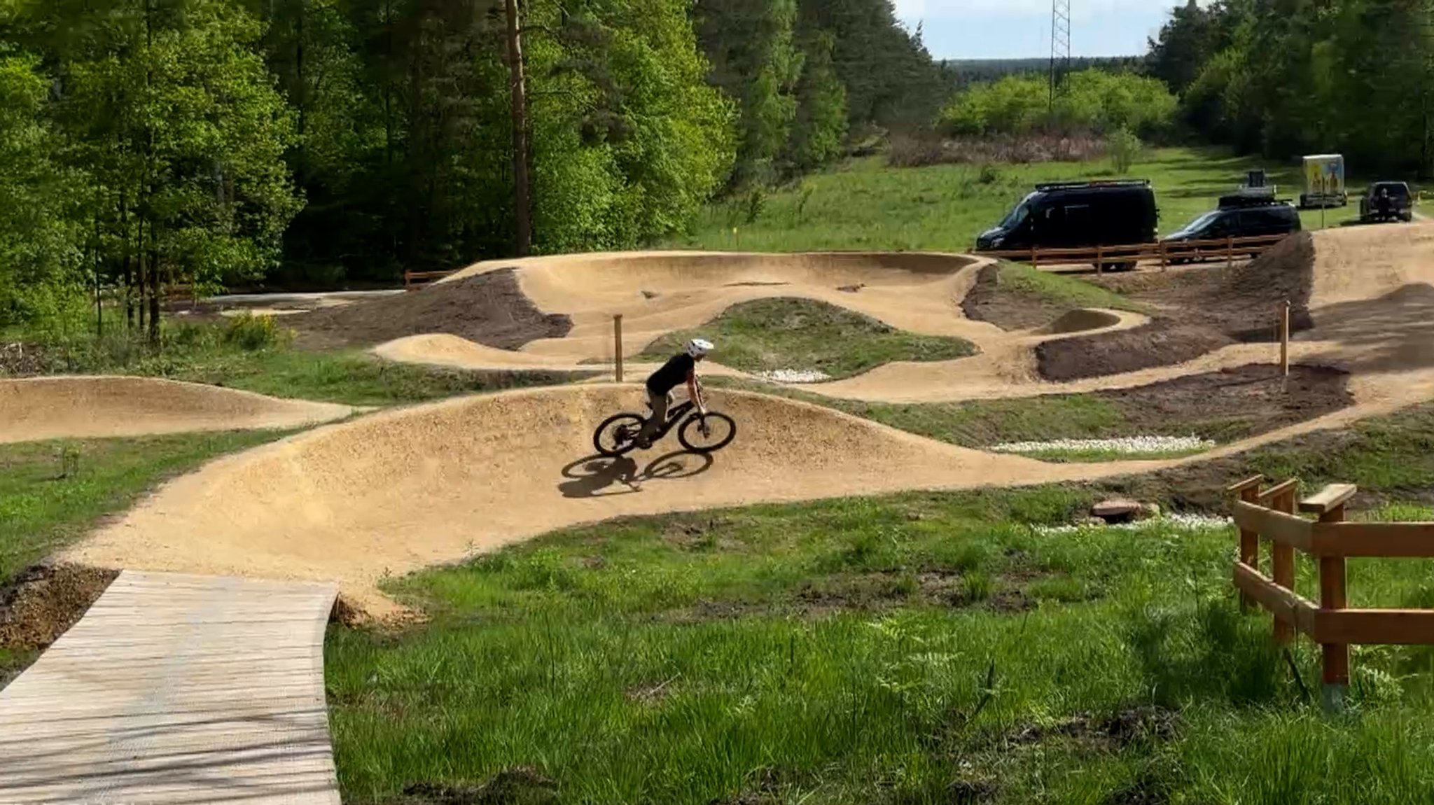 Der Testdurchlauf vor Eröffnung des Bikeparks. | Bild: BR Der Testdurchlauf vor Eröffnung des Bikeparks.