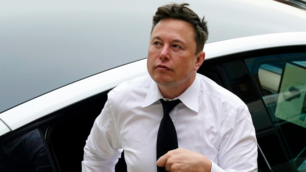 Elon Musk wie er aus einem Auto aussteigt