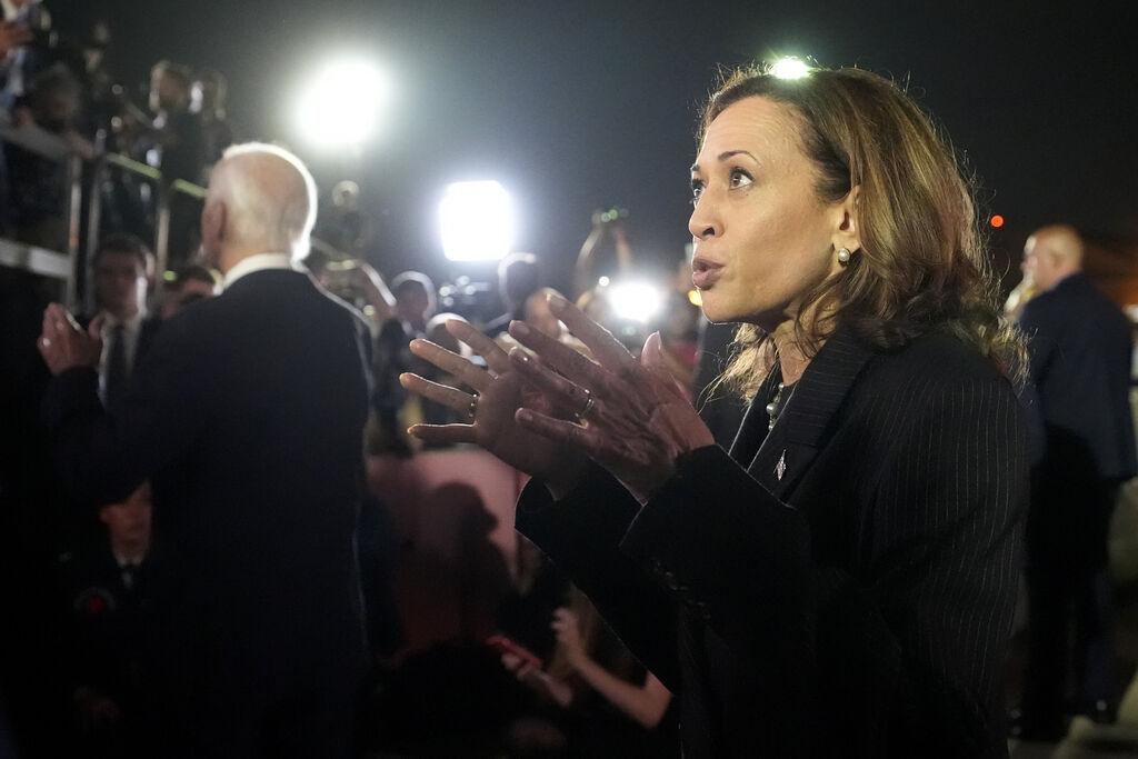 01.08.2024, USA, Luftwaffenstützpunkt Andrews: US-Präsident Joe Biden (l) und US-Vizepräsidentin Kamala Harris sprechen  mit Reportern auf dem Luftwaffenstützpunkt Andrews nach der Freilassung von US-Amerikanern im Rahmen eines Gefangenenaustauschs. Russland und der Westen machen einen beispiellosen Gefangenen-Deal. Es wirkt wie ein Agentenkrimi: Ein verurteilter Mörder und Spione kommen im Austausch für politische Gefangene frei. Foto: Alex Brandon/AP/dpa +++ dpa-Bildfunk +++