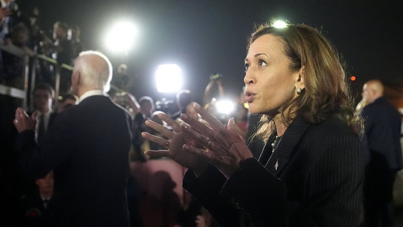 01.08.2024, USA, Luftwaffenstützpunkt Andrews: US-Präsident Joe Biden (l) und US-Vizepräsidentin Kamala Harris sprechen mit Reportern auf dem Luftwaffenstützpunkt Andrews nach der Freilassung von US-Amerikanern im Rahmen eines Gefangenenaustauschs. Russland und der Westen machen einen beispiellosen Gefangenen-Deal. Es wirkt wie ein Agentenkrimi: Ein verurteilter Mörder und Spione kommen im Austausch für politische Gefangene frei. Foto: Alex Brandon/AP/dpa +++ dpa-Bildfunk +++ | Bild: dpa-Bildfunk/Alex Brandon 01.08.2024, USA, Luftwaffenstützpunkt Andrews: US-Präsident Joe Biden (l) und US-Vizepräsidentin Kamala Harris sprechen mit Reportern auf dem Luftwaffenstützpunkt Andrews nach der Freilassung von US-Amerikanern im Rahmen eines Gefangenenaustauschs. Russland und der Westen machen einen beispiellosen Gefangenen-Deal. Es wirkt wie ein Agentenkrimi: Ein verurteilter Mörder und Spione kommen im Austausch für politische Gefangene frei. Foto: Alex Brandon/AP/dpa +++ dpa-Bildfunk +++