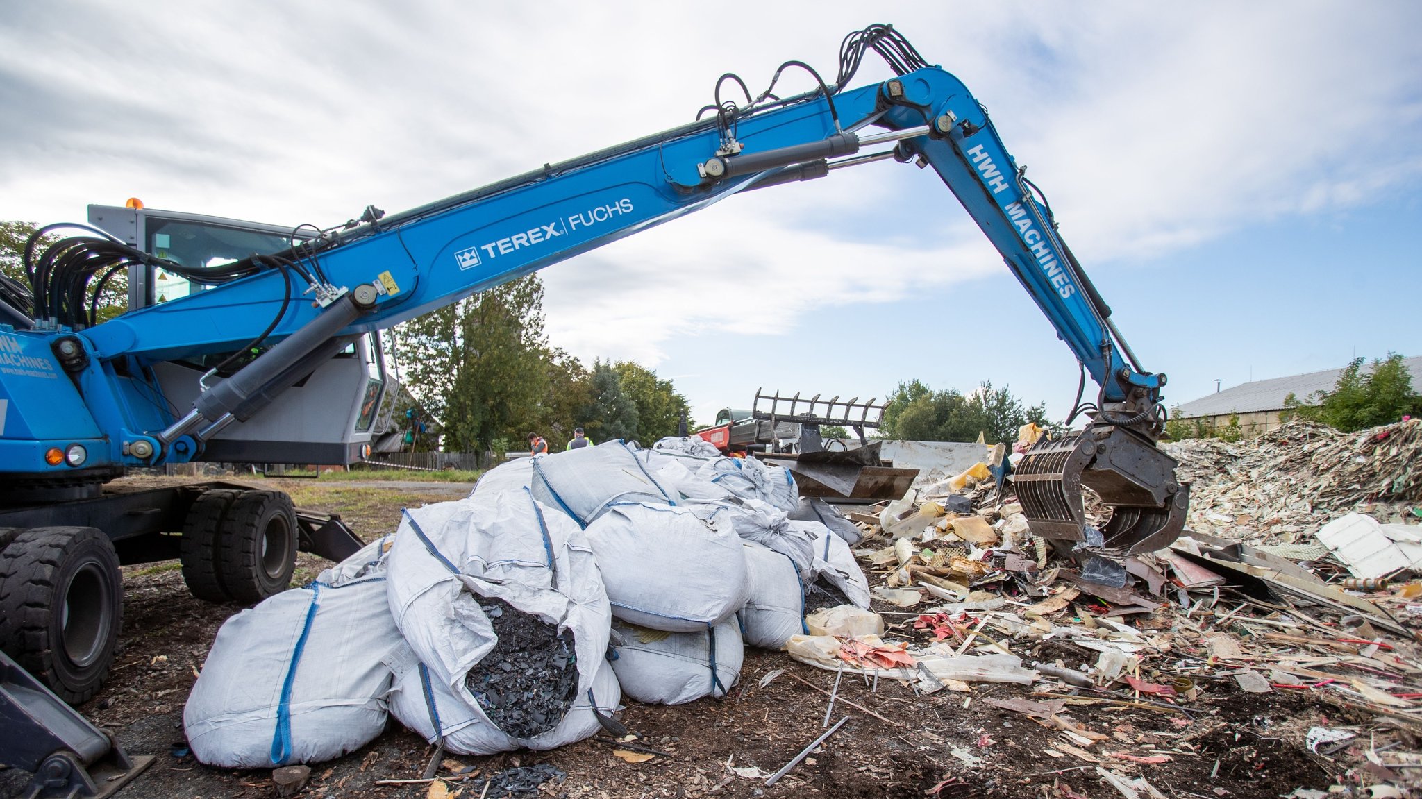 Ein Bagger häuft Müll auf. | Bild: dpa-Bildfunk/Pryèek Vladimír Ein Bagger häuft Müll auf.