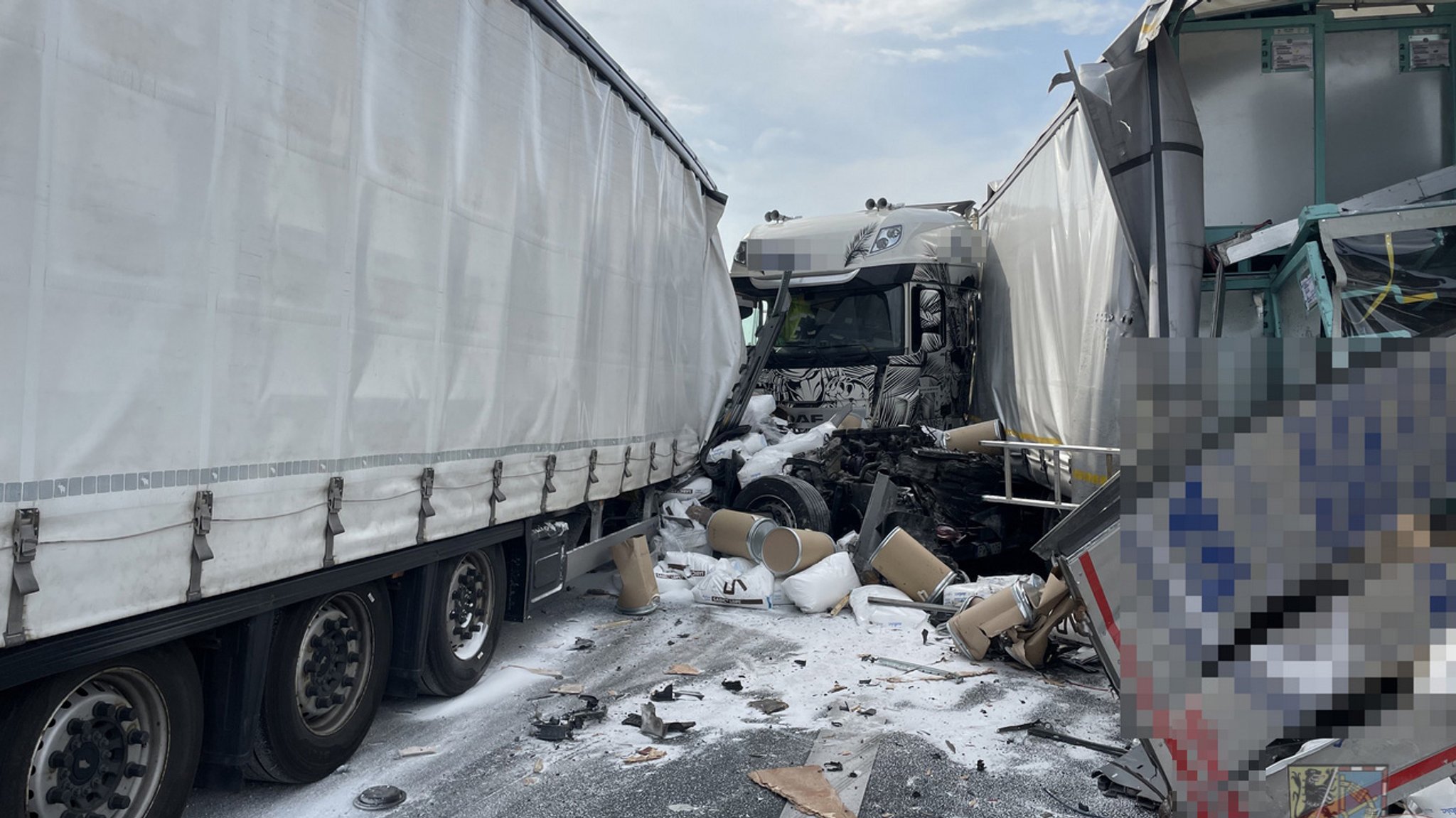 Auffahrunfall auf der A3 mit drei Lkw