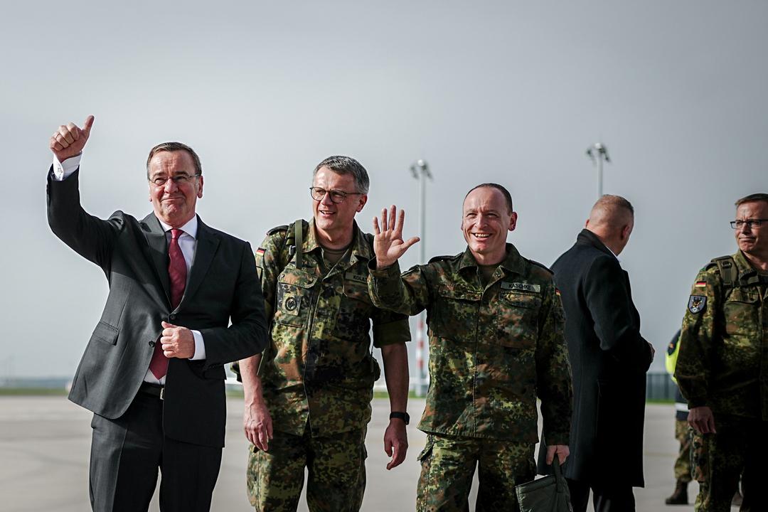 Boris Pistorius (l, SPD), Bundesminister der Verteidigung, verabschiedet das Vorkommando der Brigade Litauen auf dem militärischen Teil des Flughafens Berlin-Brandenburg.