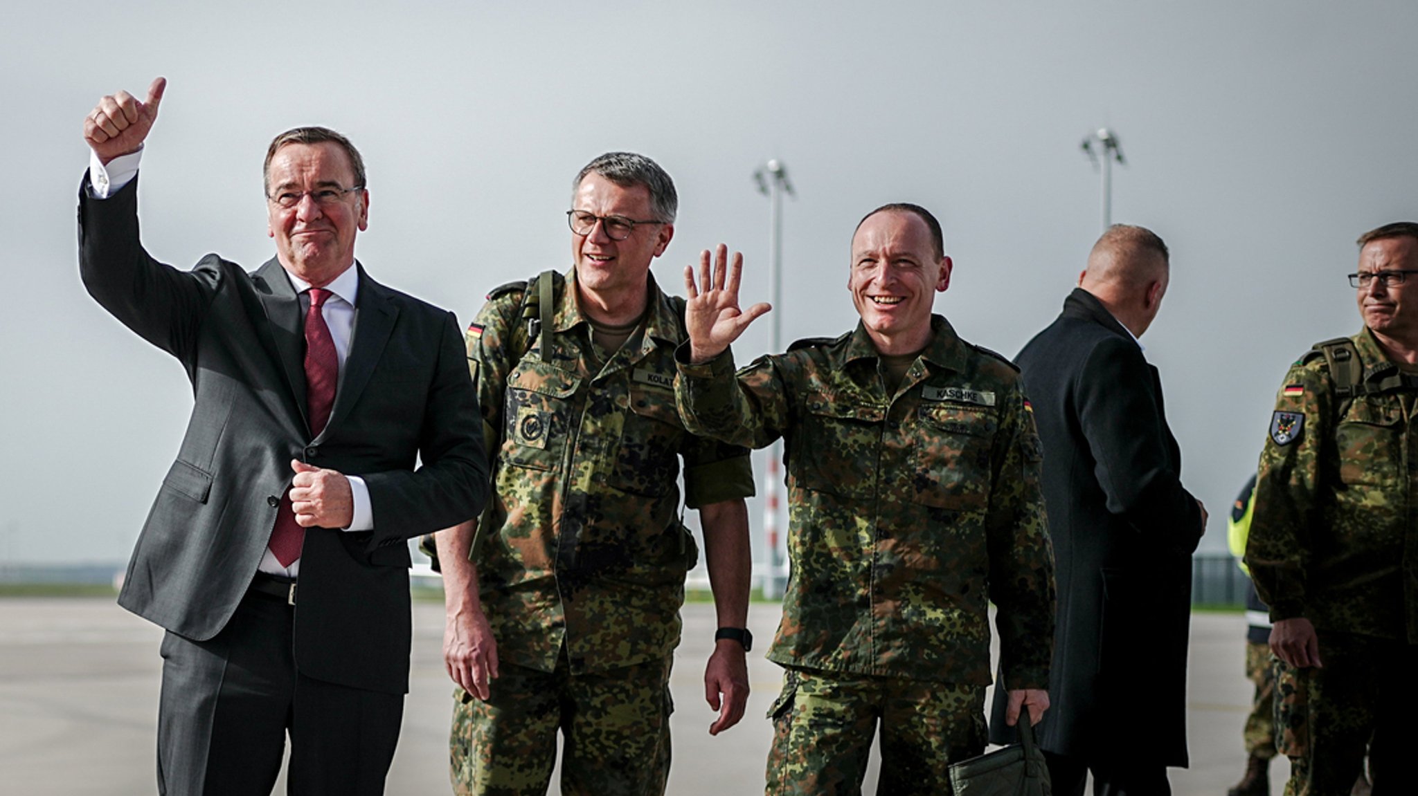 Boris Pistorius (l, SPD), Bundesminister der Verteidigung, verabschiedet das Vorkommando der Brigade Litauen auf dem militärischen Teil des Flughafens Berlin-Brandenburg.