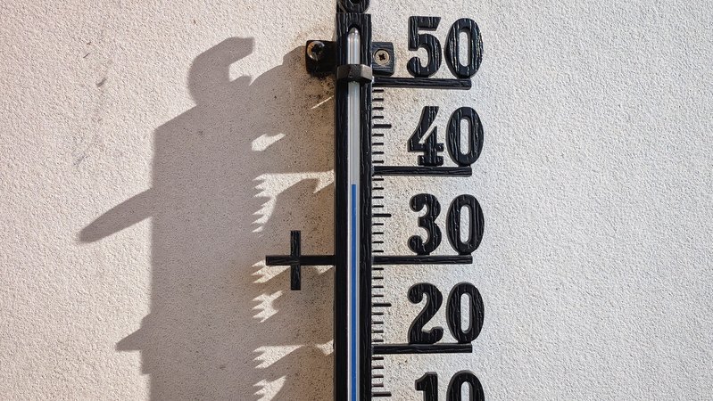Zu sehen ist ein Thermometer, das an einer Wand hängt. Es zeigt ungefähr 38 Grad Celsius Temperatur an (Symbolbild) | Bild: picture alliance / ZUMAPRESS.com | Sachelle Babbar Zu sehen ist ein Thermometer, das an einer Wand hängt. Es zeigt ungefähr 38 Grad Celsius Temperatur an (Symbolbild)