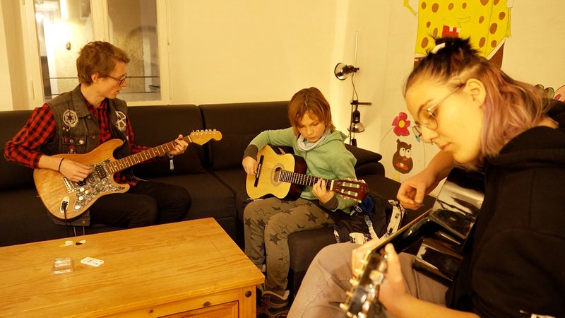 Jugendliche spielen Gitarre im Jugendzentrum Pfarrkirchen