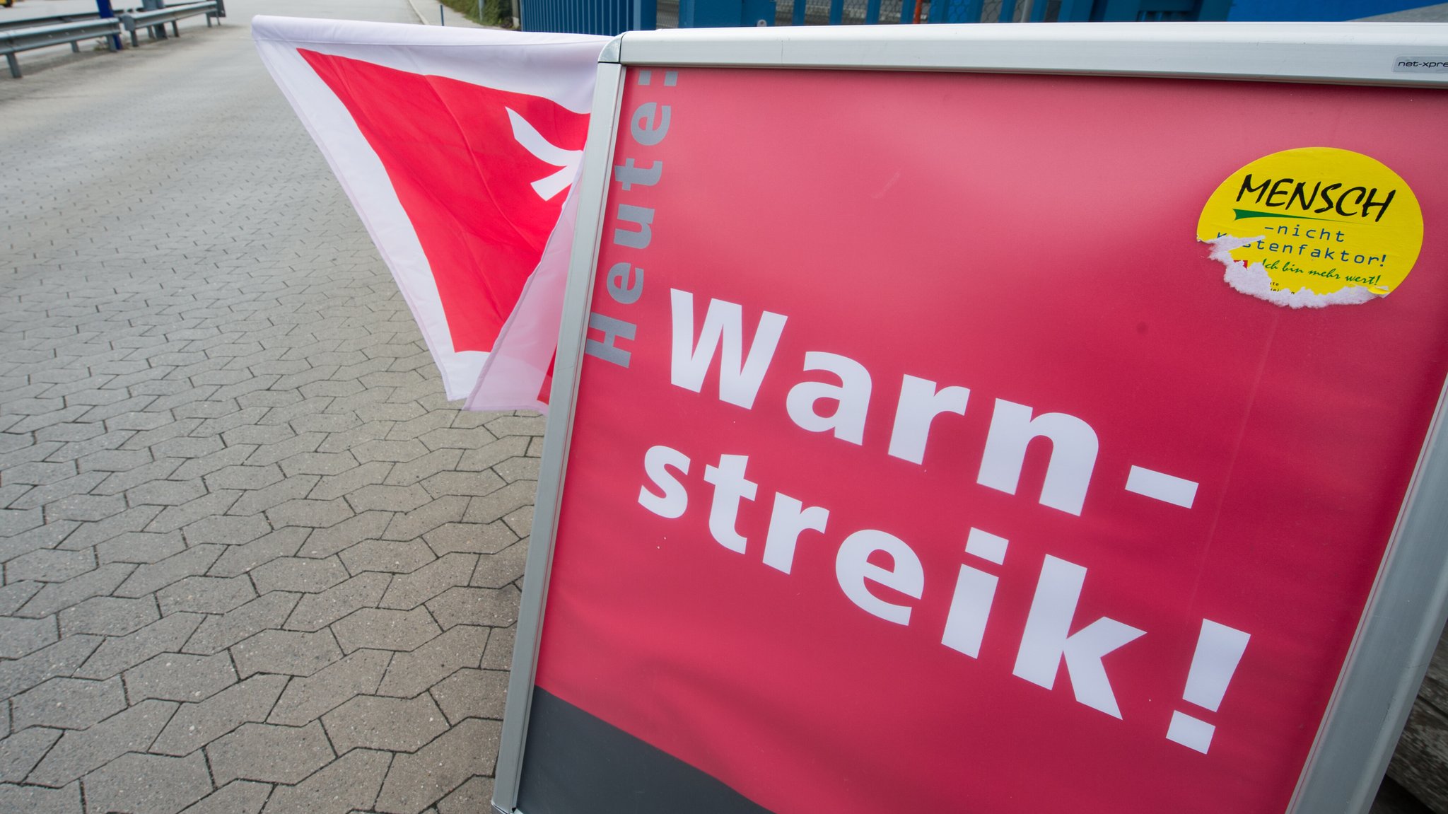Ein Schild mit der Aufschrift "Warnstreik" in Regensburg (Archivbild, 2014). | Bild: picture alliance / dpa | Armin Weigel Ein Schild mit der Aufschrift "Warnstreik" in Regensburg (Archivbild, 2014).