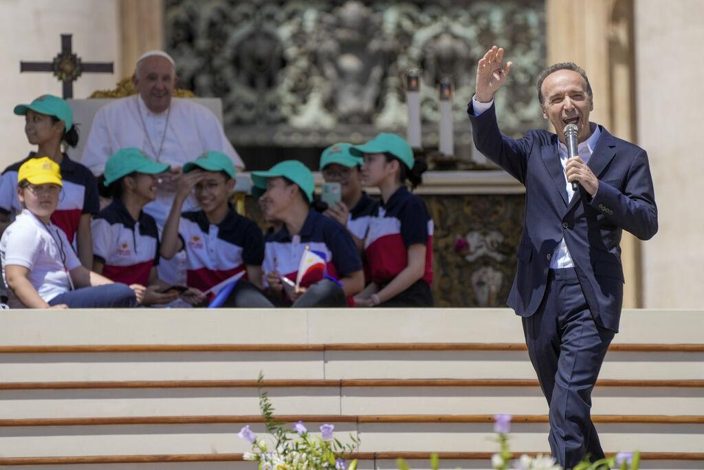 26.05.2024, Vatikan, Vatikanstadt: Der italienische Schauspieler und Regisseur Roberto Benigni (r) hält eine Rede, während Papst Franziskus einer Messe zum Weltkindertag auf dem Petersplatz im Vatikan vorsteht. Foto: Gregorio Borgia/AP/dpa +++ dpa-Bildfunk +++