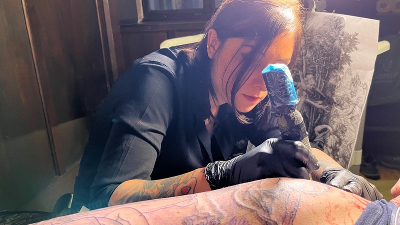 Eine Frau mit einer Tätowiernadel in der Hand. | Bild: BR / Daniel Peter Eine Frau mit einer Tätowiernadel in der Hand.