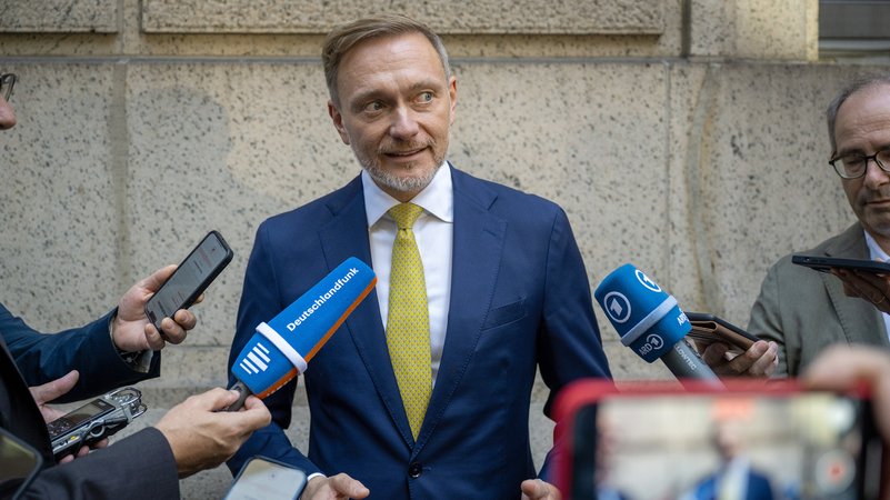 Finanzminister Lindner fordert in einem neuen Grundsatzpapier ein deutliches Umsteuern in der Wirtschafts- und Finanzpolitik. | Bild: dpa-Bildfunk/Soeren Stache Finanzminister Lindner fordert in einem neuen Grundsatzpapier ein deutliches Umsteuern in der Wirtschafts- und Finanzpolitik.
