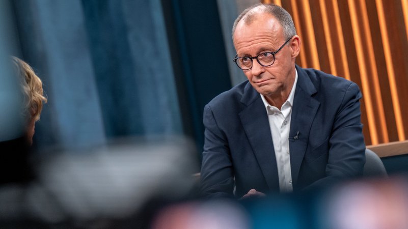 Bundeskanzler Friedrich Merz (CDU) spricht bei der ARD Polit-Talkshow "Caren Miosga". | Bild: dpa-Bildfunk/Thomas Ernst Bundeskanzler Friedrich Merz (CDU) spricht bei der ARD Polit-Talkshow "Caren Miosga".