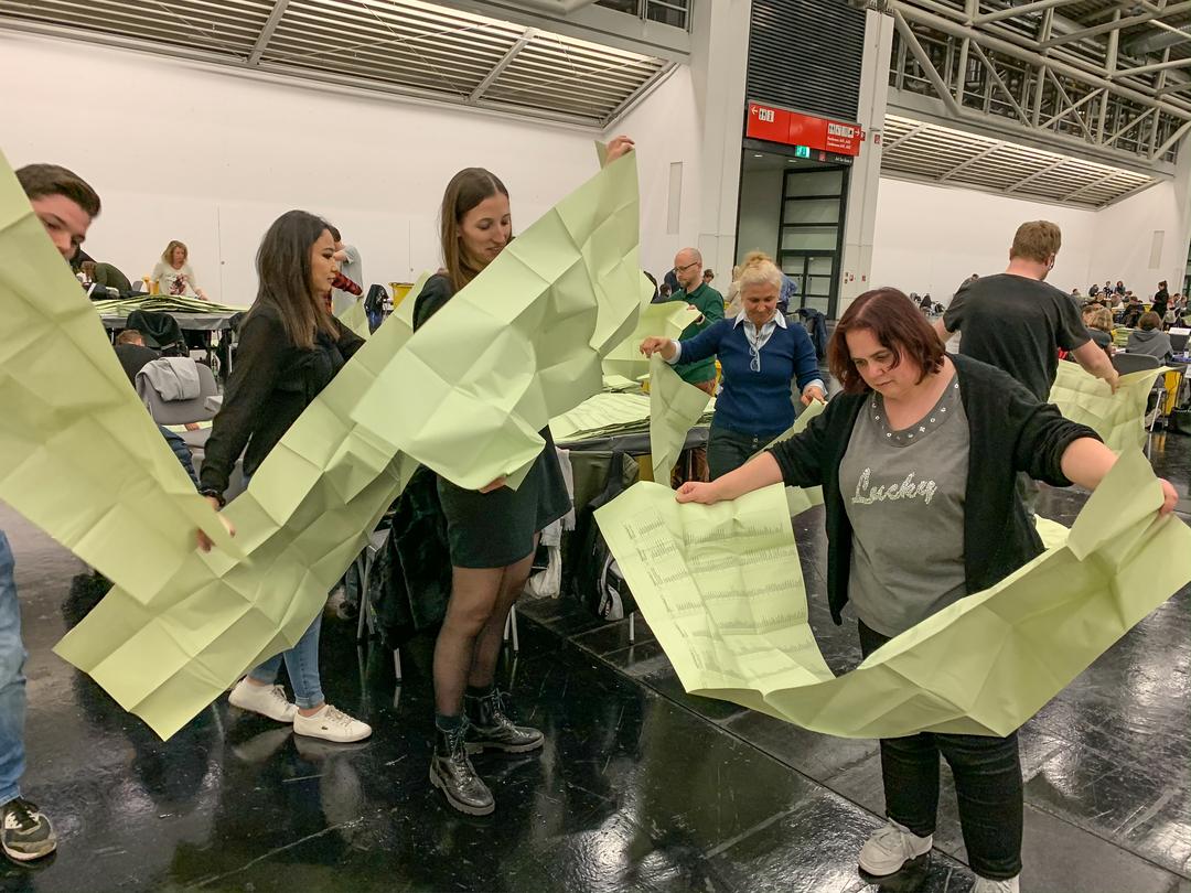 (Archivbild) Auszählung der Briefwahl in München bei den Kommunalwahlen 2020.