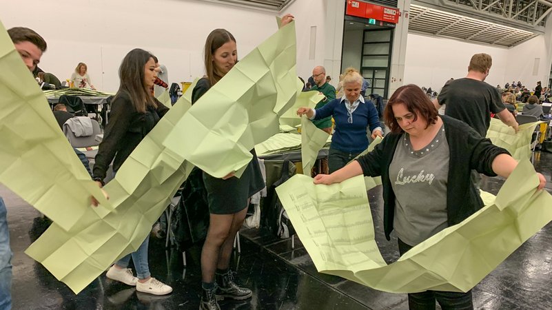 (Archivbild) Auszählung der Briefwahl in München bei den Kommunalwahlen 2020. | Bild: BR/Sabine Konvalin (Archivbild) Auszählung der Briefwahl in München bei den Kommunalwahlen 2020.