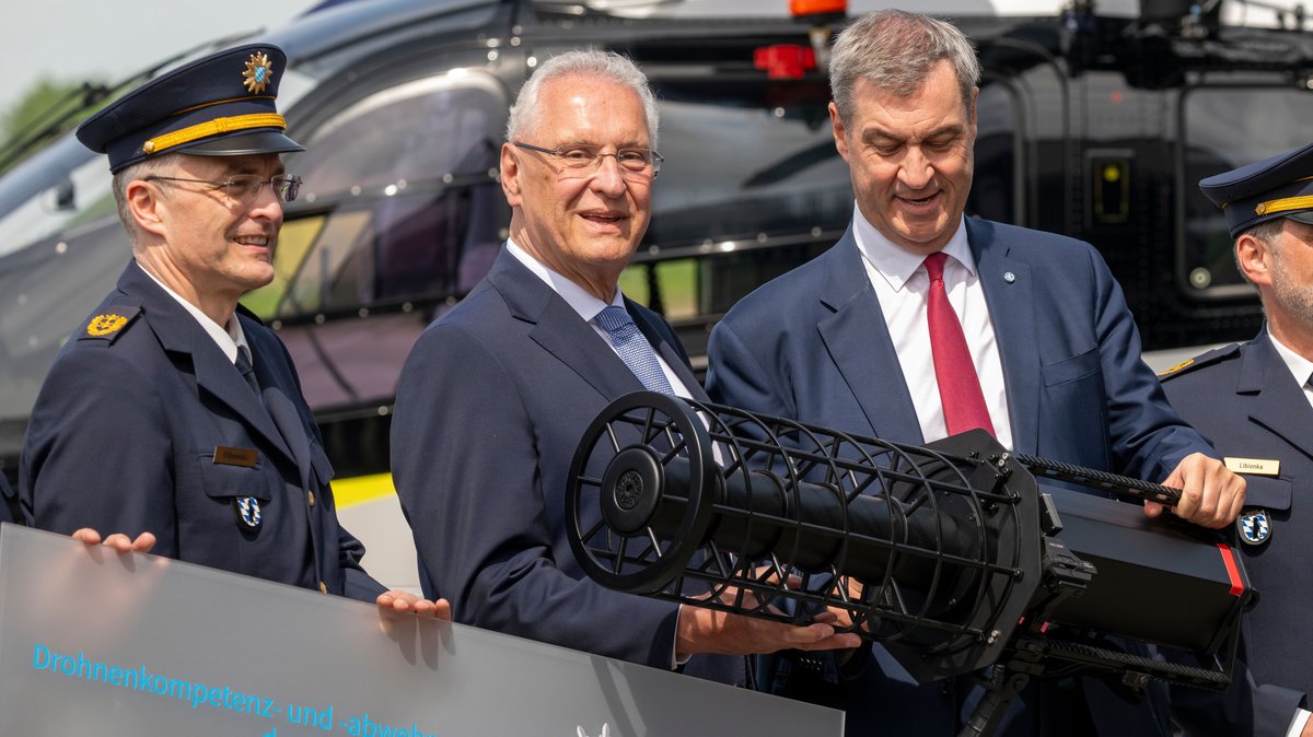 Ministerpräsident Markus Söder steht mit Technik zur Drohnenabwehr da. | Bild: dpa-Bildfunk/Peter Kneffel Ministerpräsident Markus Söder steht mit Technik zur Drohnenabwehr da.