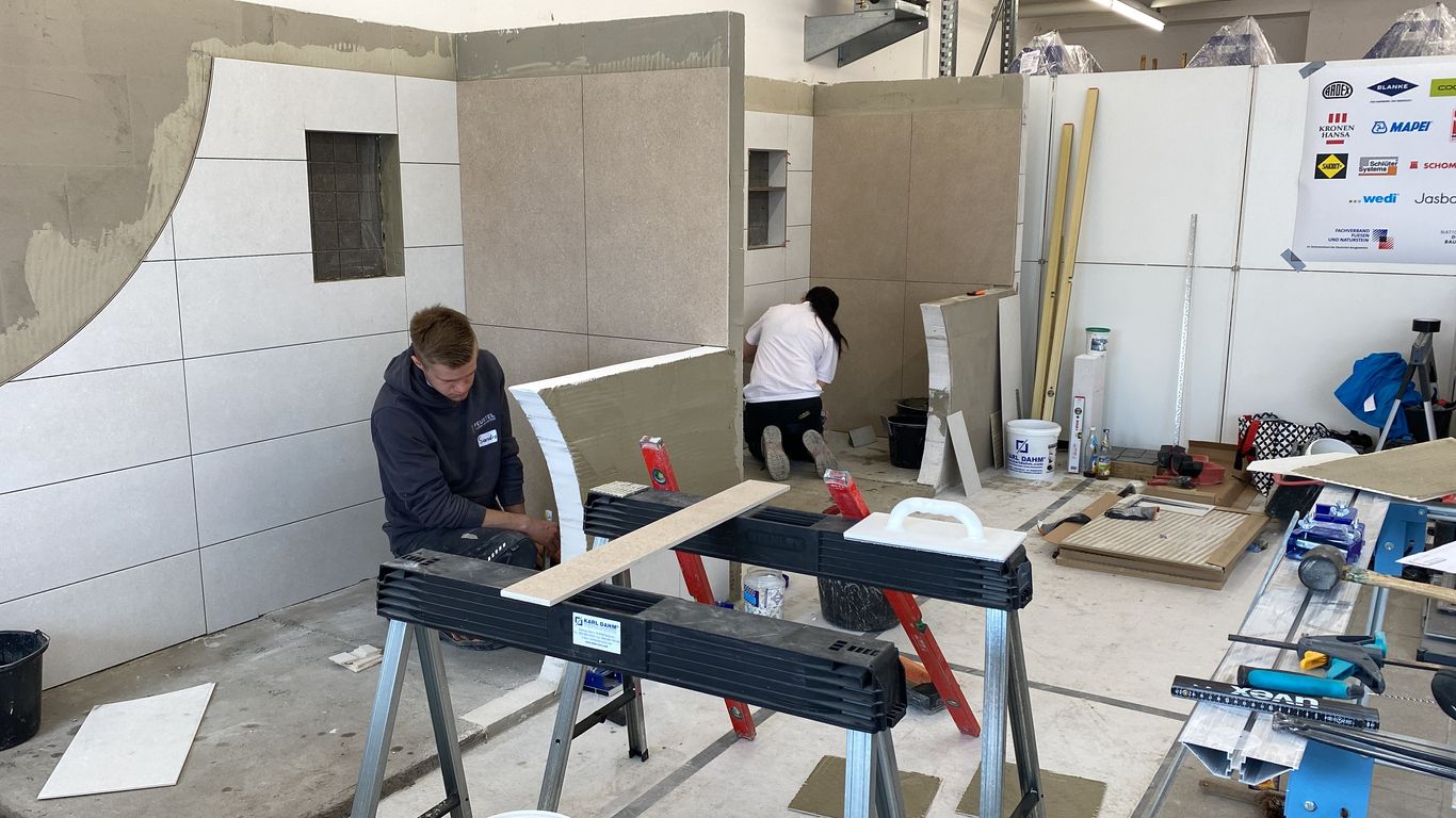 Harte Arbeit: Der deutsche Fliesenleger-Nachwuchs beim Training für künftige Wettbewerbe.