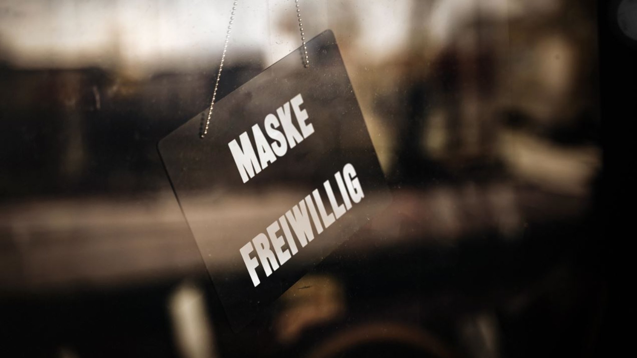 Schild in einem Schaufenster mit der Aufschrift "Maske Freiwillig" (Symbolbild)