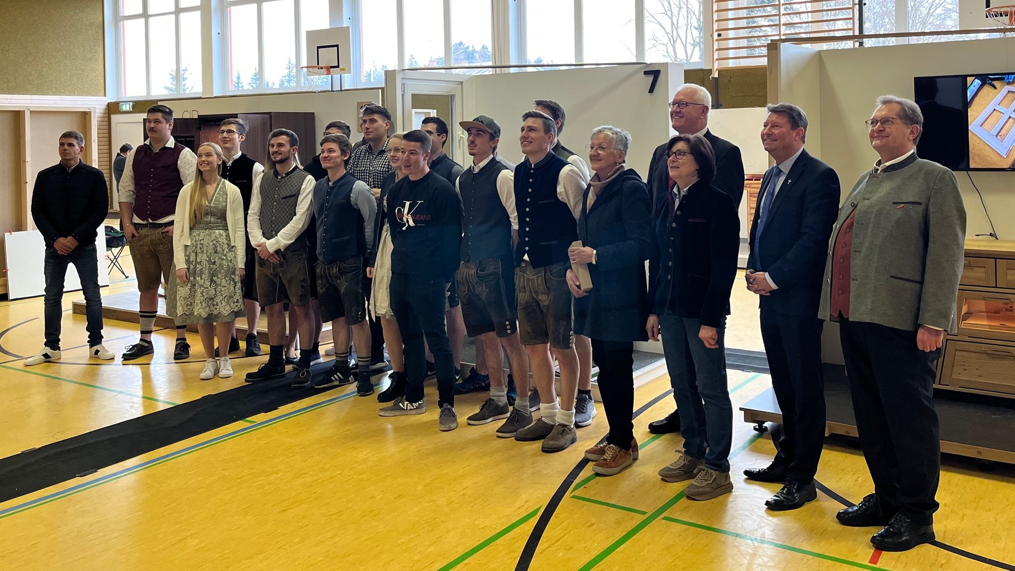 Die frisch gebackenen Schreiner-Meister aus Niederbayern und der Oberpfalz in der Turnhalle in Wittibreut