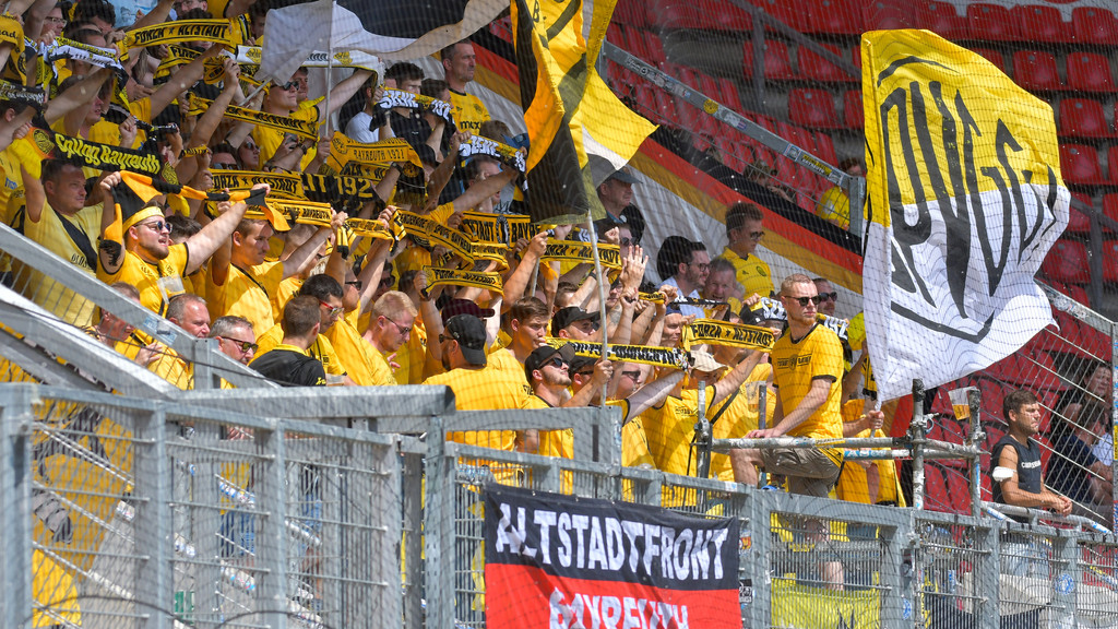 Bayreuth-Fans | Bild: picture-alliance/dpa Bayreuth-Fans