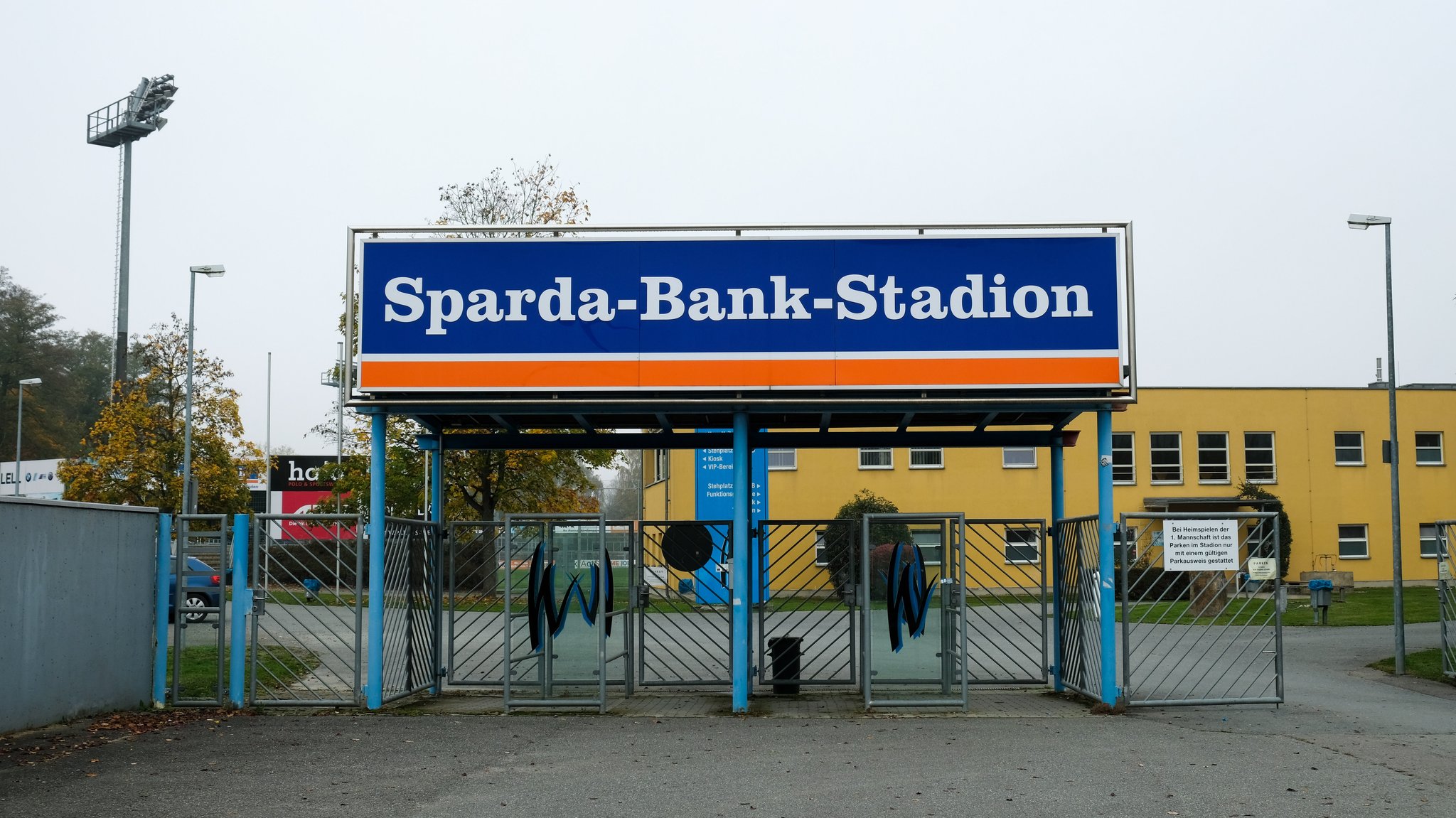 Der Eingang zum Stadion am Wasserwerk der Spvgg SV Weiden in Weiden in der Oberpfalz.