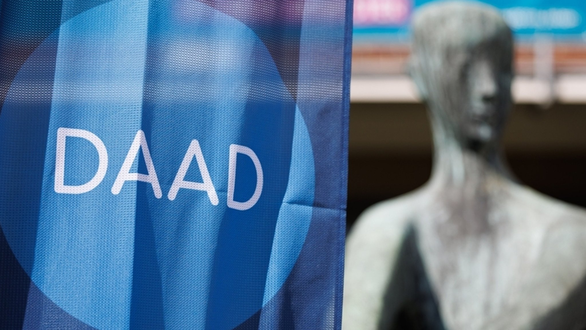 ARCHIV - 07.06.2024, Nordrhein-Westfalen, Münster: Eine Fahne vom DAAD aufgenommen bei einem Treffen Internationaler Studierenden.