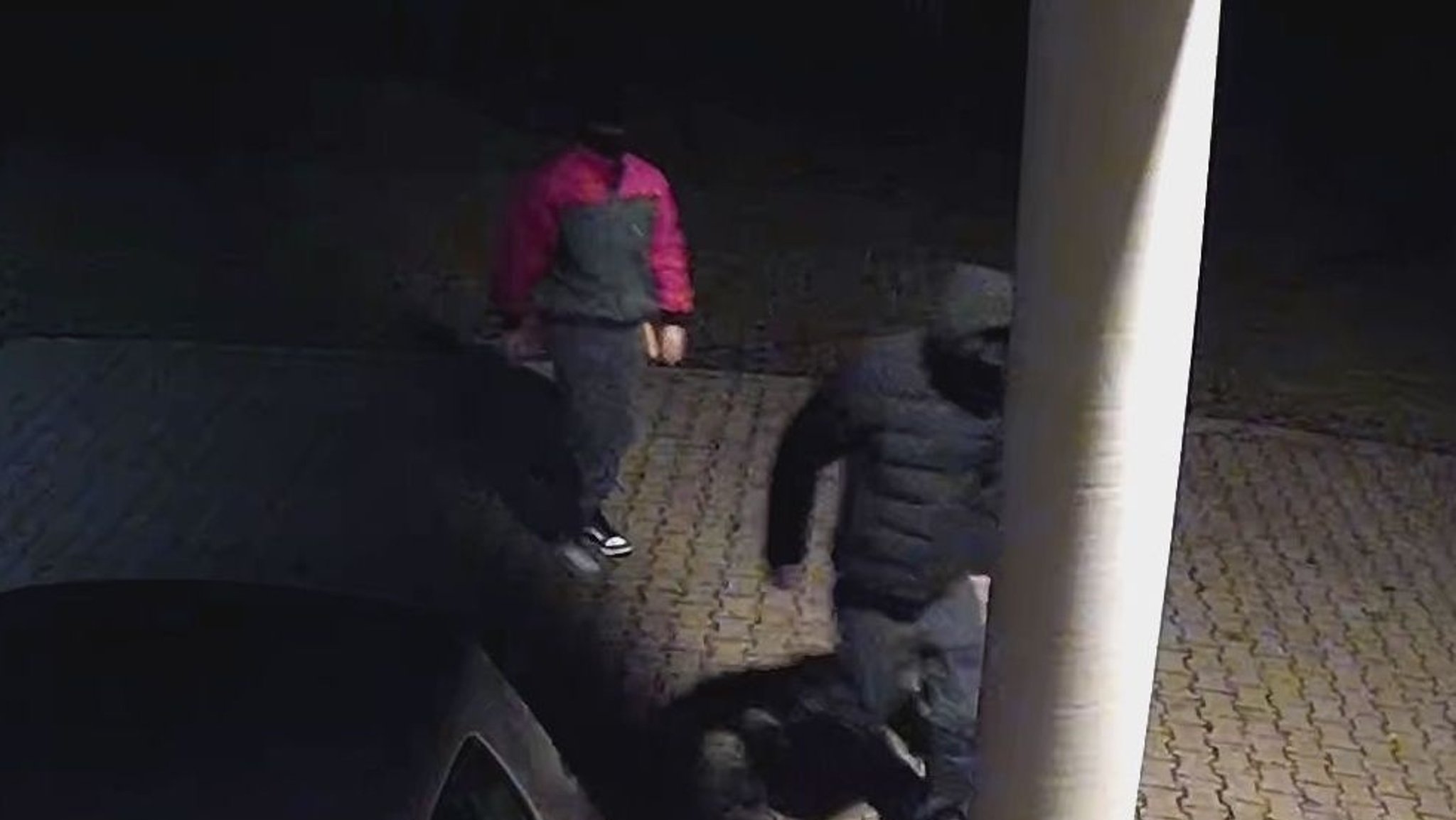 Zwei vermummte Personen schleichen über einen Hof. Das zeigen Aufnahmen einer Überwachungskamera. | Bild: Manuel Heilmann Zwei vermummte Personen schleichen über einen Hof. Das zeigen Aufnahmen einer Überwachungskamera.