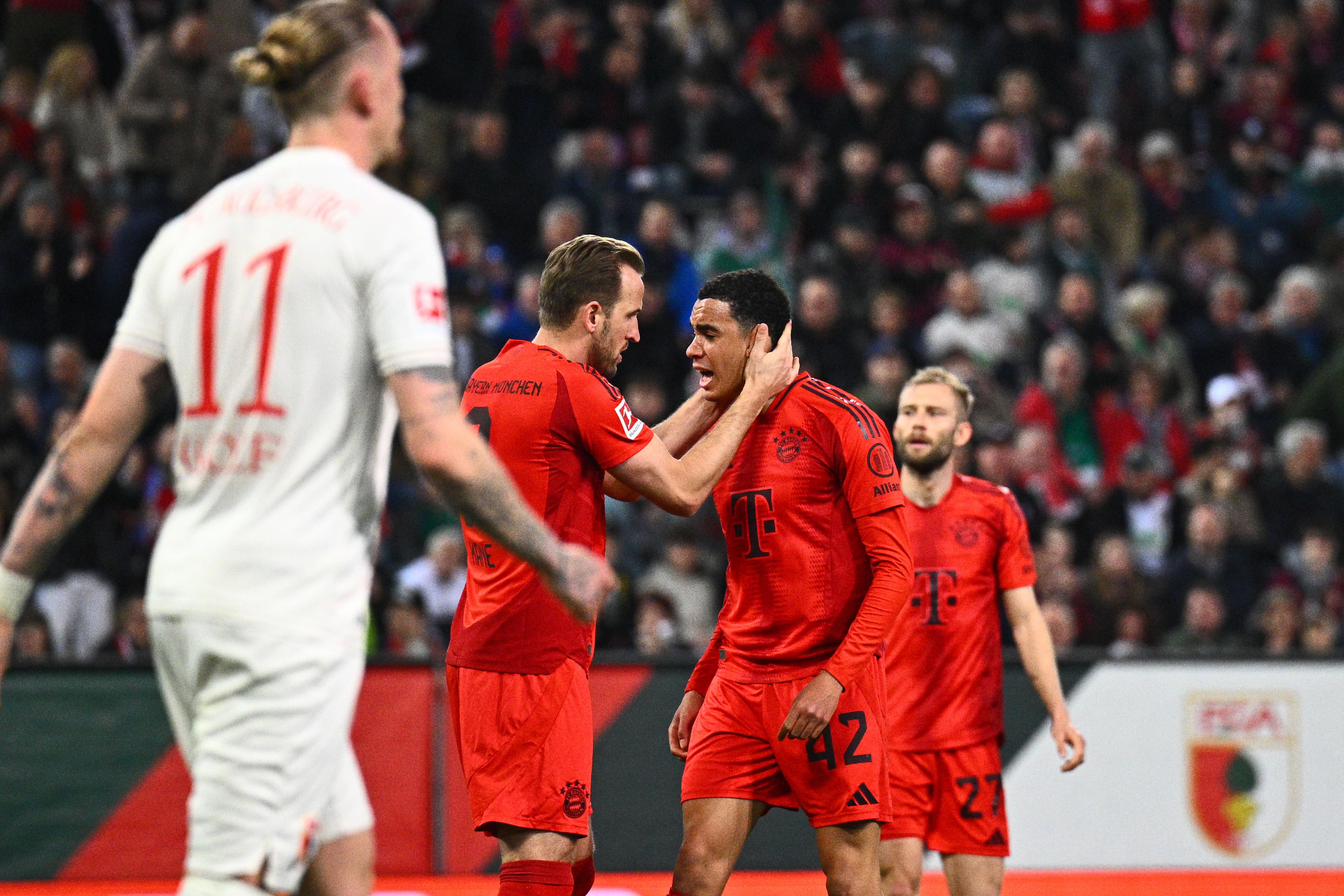 Harry Kane und Jamal Musiala feiern das 1:1 des FC Bayern beim FC Augsburg