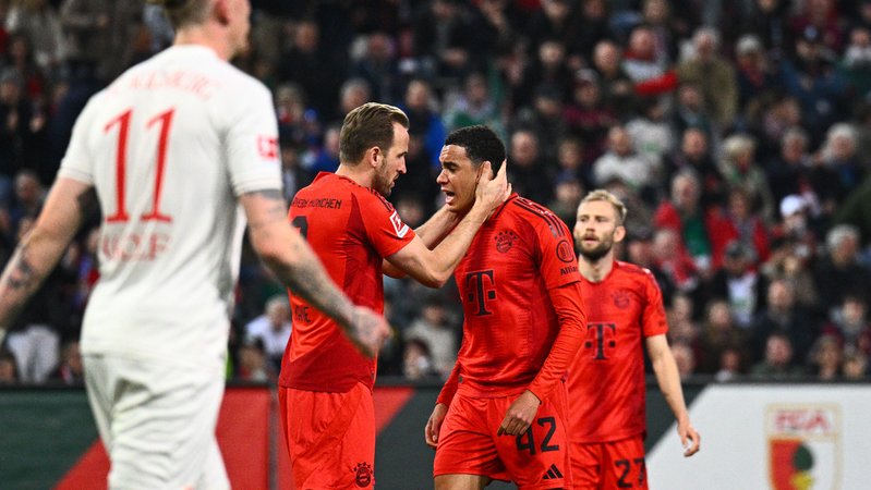 Harry Kane und Jamal Musiala feiern das 1:1 des FC Bayern beim FC Augsburg | Bild: picture-alliance/dpa Harry Kane und Jamal Musiala feiern das 1:1 des FC Bayern beim FC Augsburg