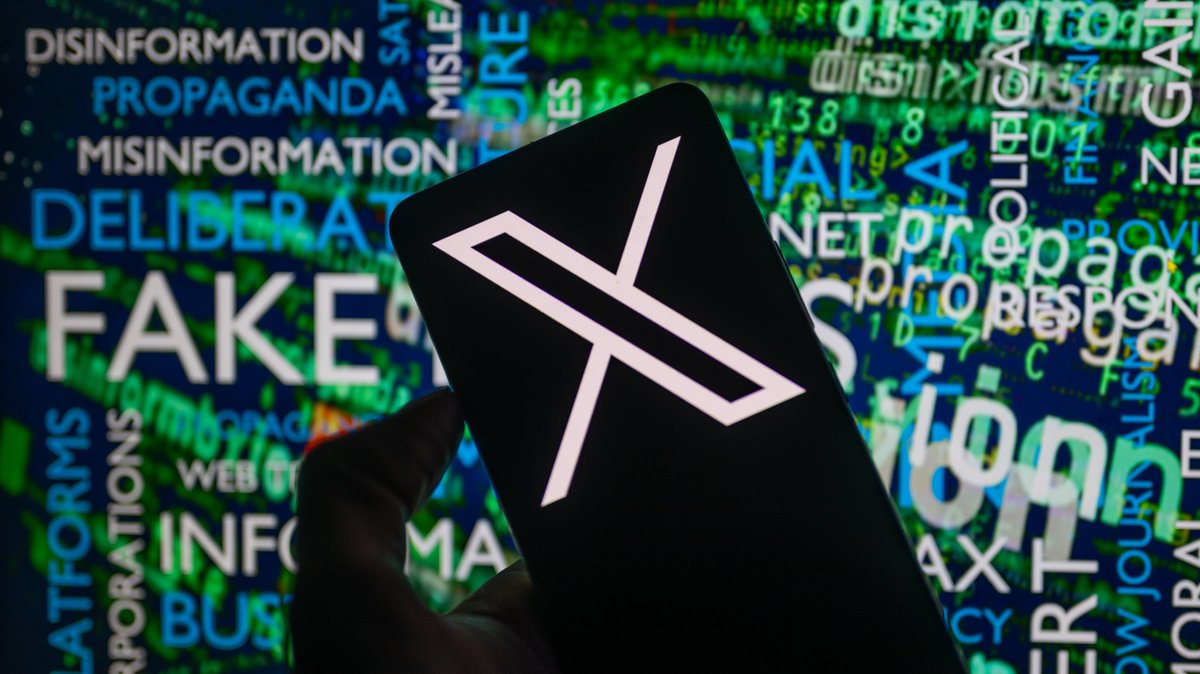 Das Logo von X ist auf einem Handy zu sehen