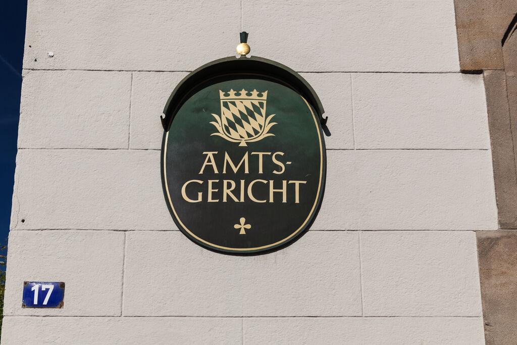 Schild am Amtsgericht Deggendorf mit der Aufschrift "Amtsgericht".