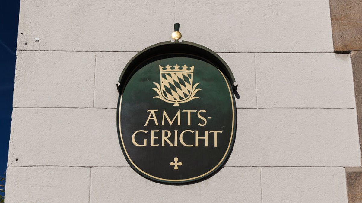 Schild am Amtsgericht Deggendorf mit der Aufschrift "Amtsgericht".