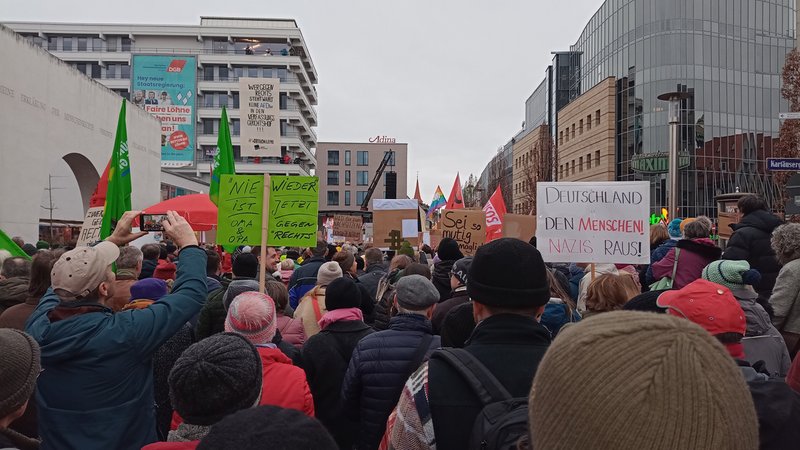 Demonstration der Allianz gegen Rechtsextremismus auf dem Kornmarkt in Nürnberg. | Bild: BR24/Karin Goeckel Demonstration der Allianz gegen Rechtsextremismus auf dem Kornmarkt in Nürnberg.