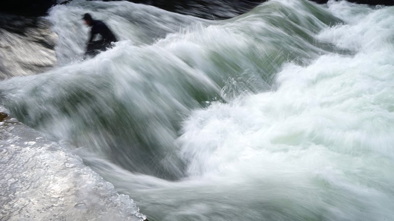 Symbolbild: Surferin nach Unfall in der Münchner Eisbachwelle in Lebensgefahr | Bild: picture alliance / SZ Photo | Robert Haas Symbolbild: Surferin nach Unfall in der Münchner Eisbachwelle in Lebensgefahr