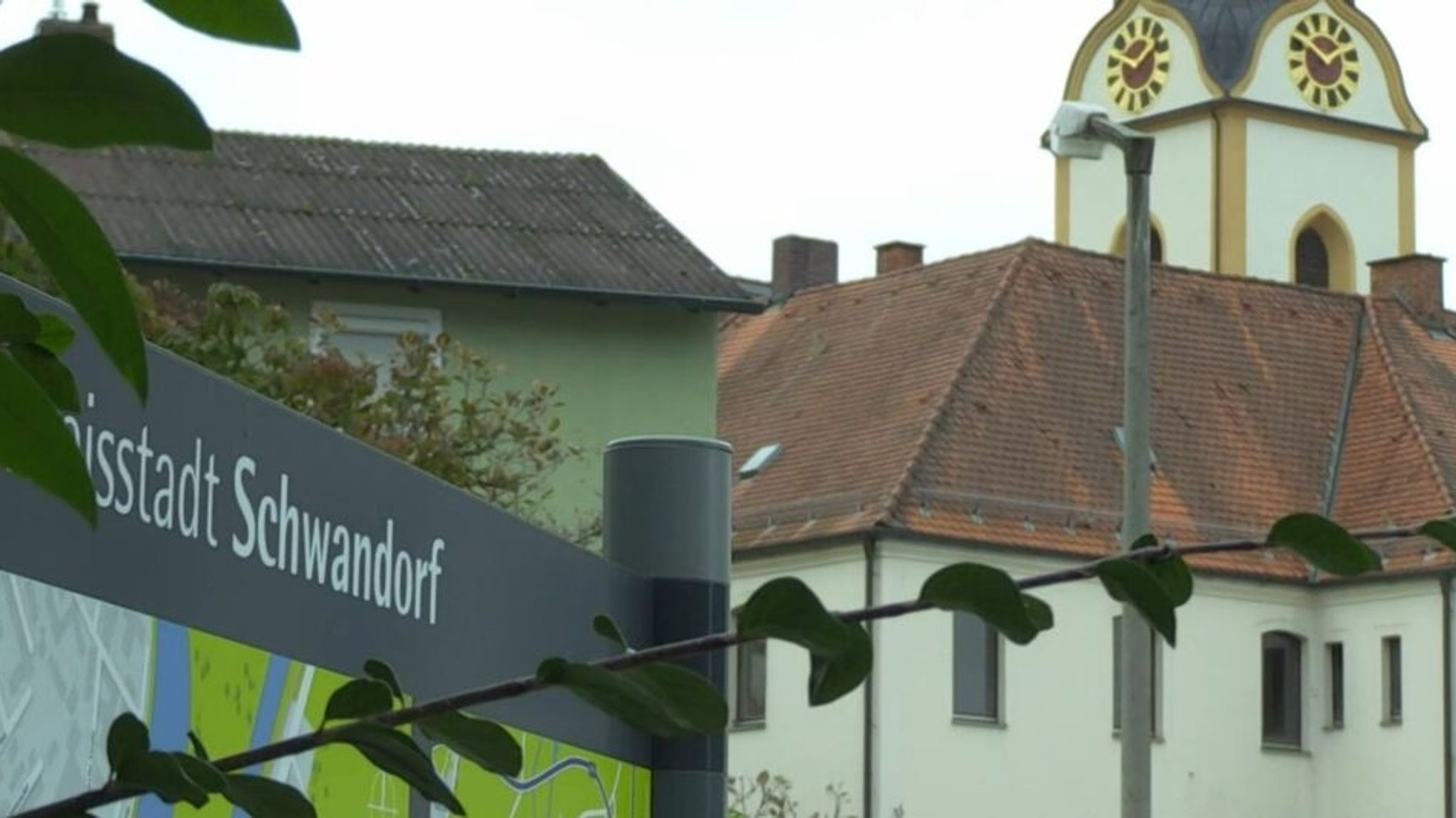 Ein Straßenschild in Schwandorf in der Oberpfalz.