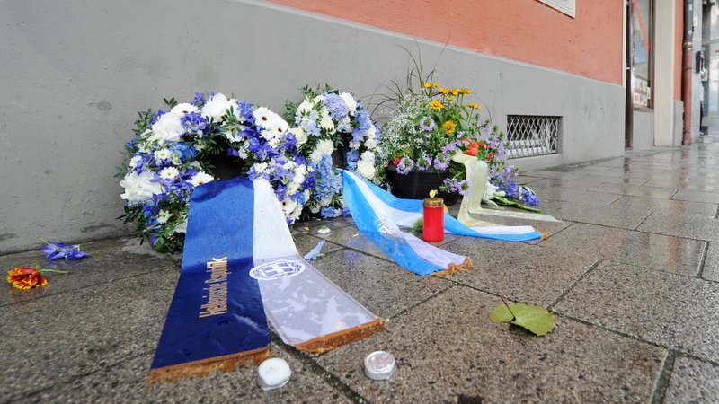 Archivbild: Kränze liegen nach einer Gedenkveranstaltung für das NSU-Opfer Boulgarides am 14.06.2015 in München am Tatort. | Bild: picture alliance / dpa | Tobias Hase Archivbild: Kränze liegen nach einer Gedenkveranstaltung für das NSU-Opfer Boulgarides am 14.06.2015 in München am Tatort.