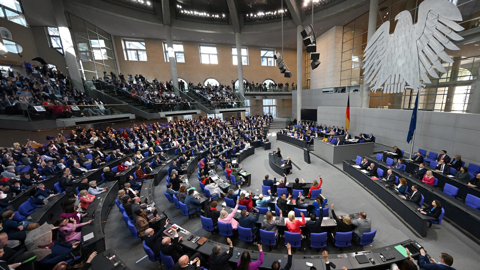 Nach einer emotionalen Debatte hat der Bundestag grünes Licht für das milliardenschwere Finanzpaket von Union, SPD und Grünen gegeben. 