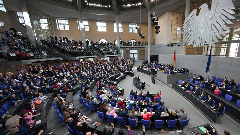 Nach einer emotionalen Debatte hat der Bundestag grünes Licht für das milliardenschwere Finanzpaket von Union, SPD und Grünen gegeben. | Bild: BR Nach einer emotionalen Debatte hat der Bundestag grünes Licht für das milliardenschwere Finanzpaket von Union, SPD und Grünen gegeben.