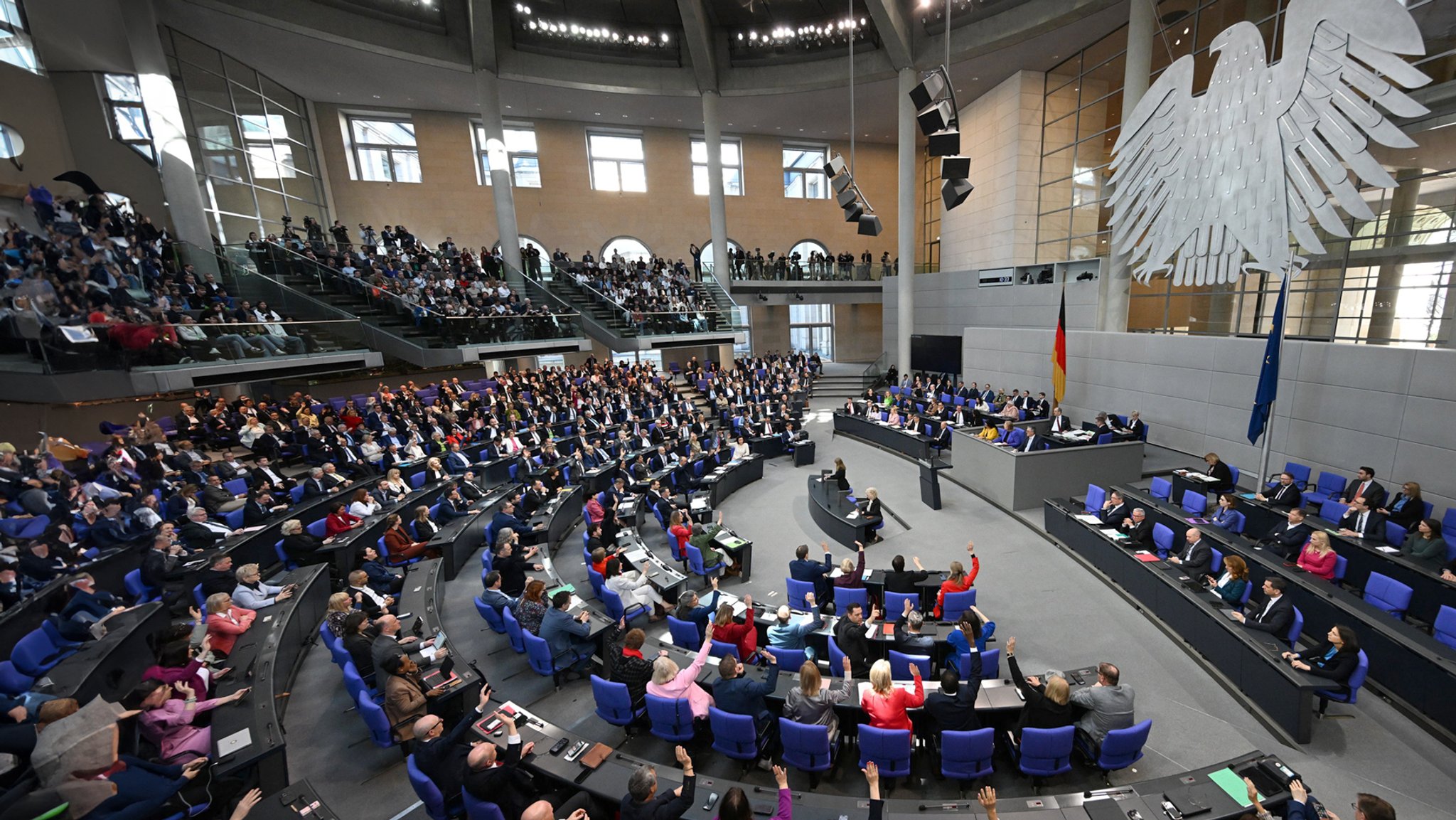 Nach einer emotionalen Debatte hat der Bundestag grünes Licht für das milliardenschwere Finanzpaket von Union, SPD und Grünen gegeben. 