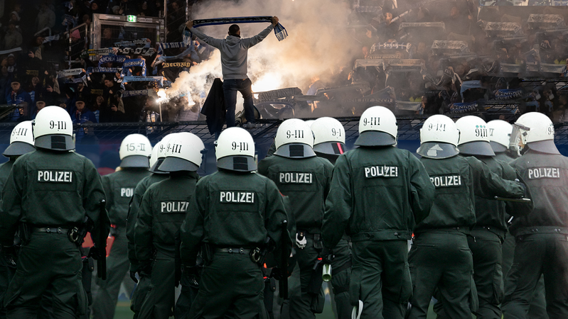 Polizei und Fußball-Fans - zwischen Vertrauen und Kontrolle | Bild: Bildbearbeitung: BR aus pa/dpa Polizei und Fußball-Fans - zwischen Vertrauen und Kontrolle