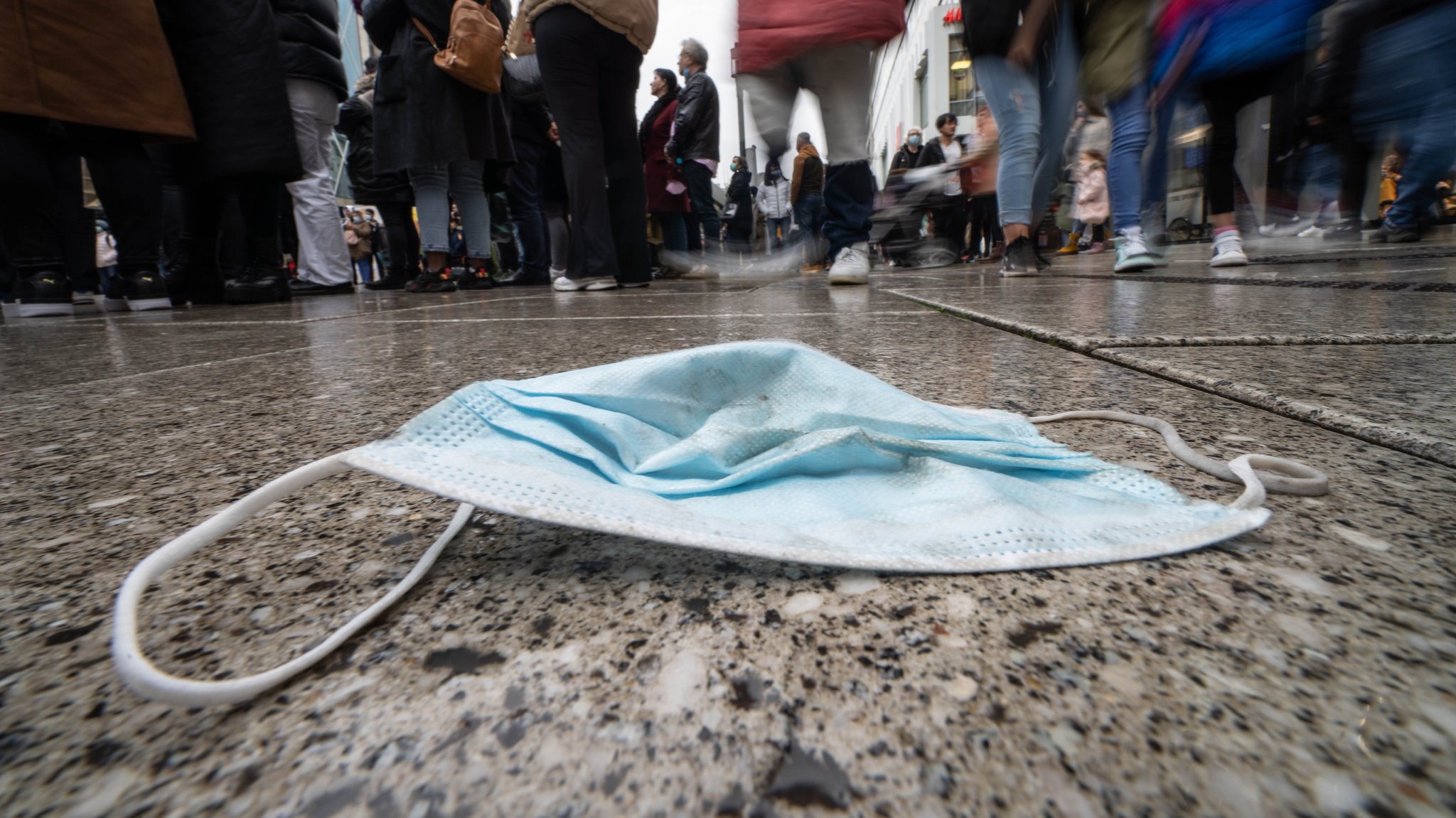 Auf dem Boden liegender Mund-Nasen-Schutz (Symbolbild)