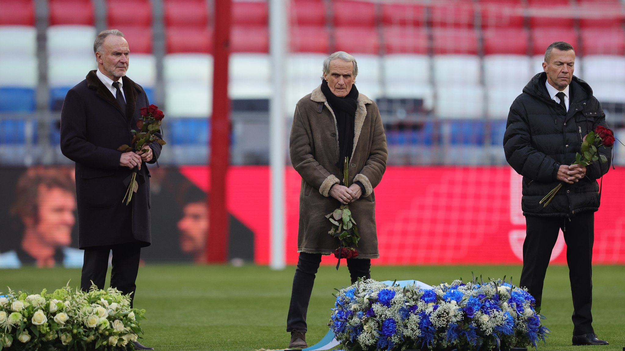 Karl-Heinz Rummenigge, Wolfgang Overath und Lothar Matthäus legten für Franz Beckenbauer Blumen ab 