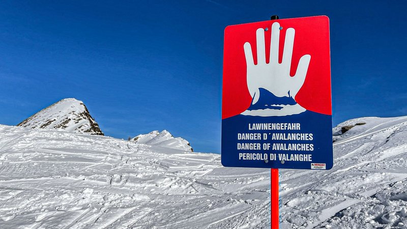 Schild Lawinengefahr vor Bergschneekulisse | Bild: picture alliance / Franz Neumayr / picturedesk.com | Franz Neumayr Schild Lawinengefahr vor Bergschneekulisse