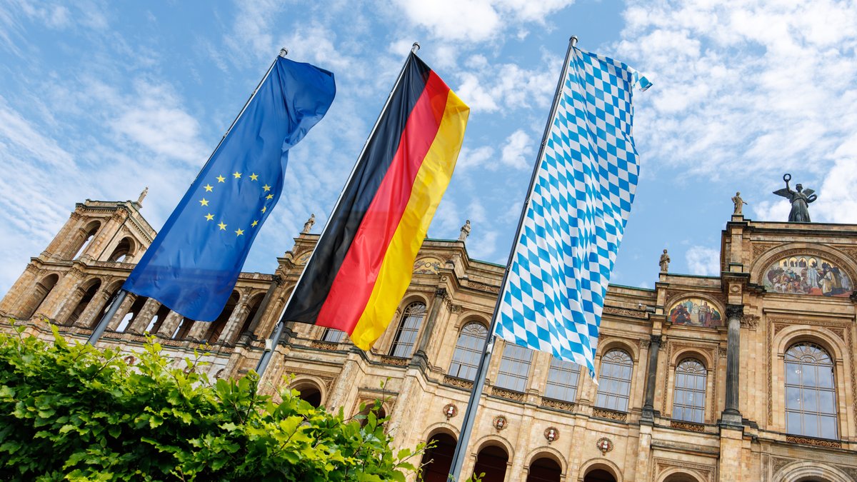 Flaggen wehen vor dem Bayerischen Landtag 