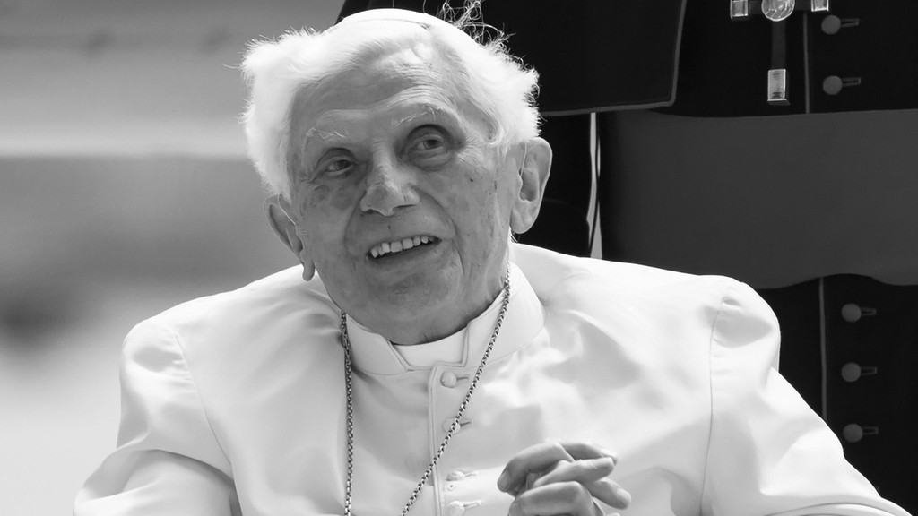 22.06.2020, Bayern, Freising: Der emeritierte Papst Benedikt XVI. kommt am Flughafen München zu seinem Flugzeug. Er reiste nach seinem viertägigen Besuch in Regensburg wieder zurück in den Vatikan. Der emeritierte Papst Benedikt XVI. ist am XX im Alter von 95 Jahren in Rom gestorben. Foto: Sven Hoppe/dpa +++ dpa-Bildfunk +++