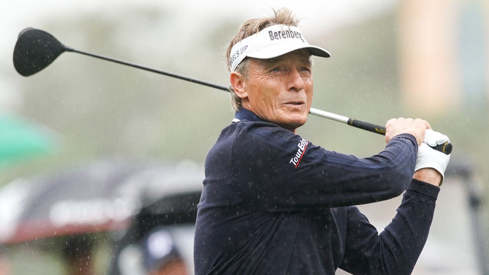 17.12.2023, USA, Orlando: Golf, PNC Championship Pro-Am, Ritz-Carlton Golf Club:  Bernhard Langer aus Deutschland schlägt während der Finalrunde auf der ersten Bahn ab. Foto: Debby Wong/ZUMA Press Wire/dpa +++ dpa-Bildfunk +++