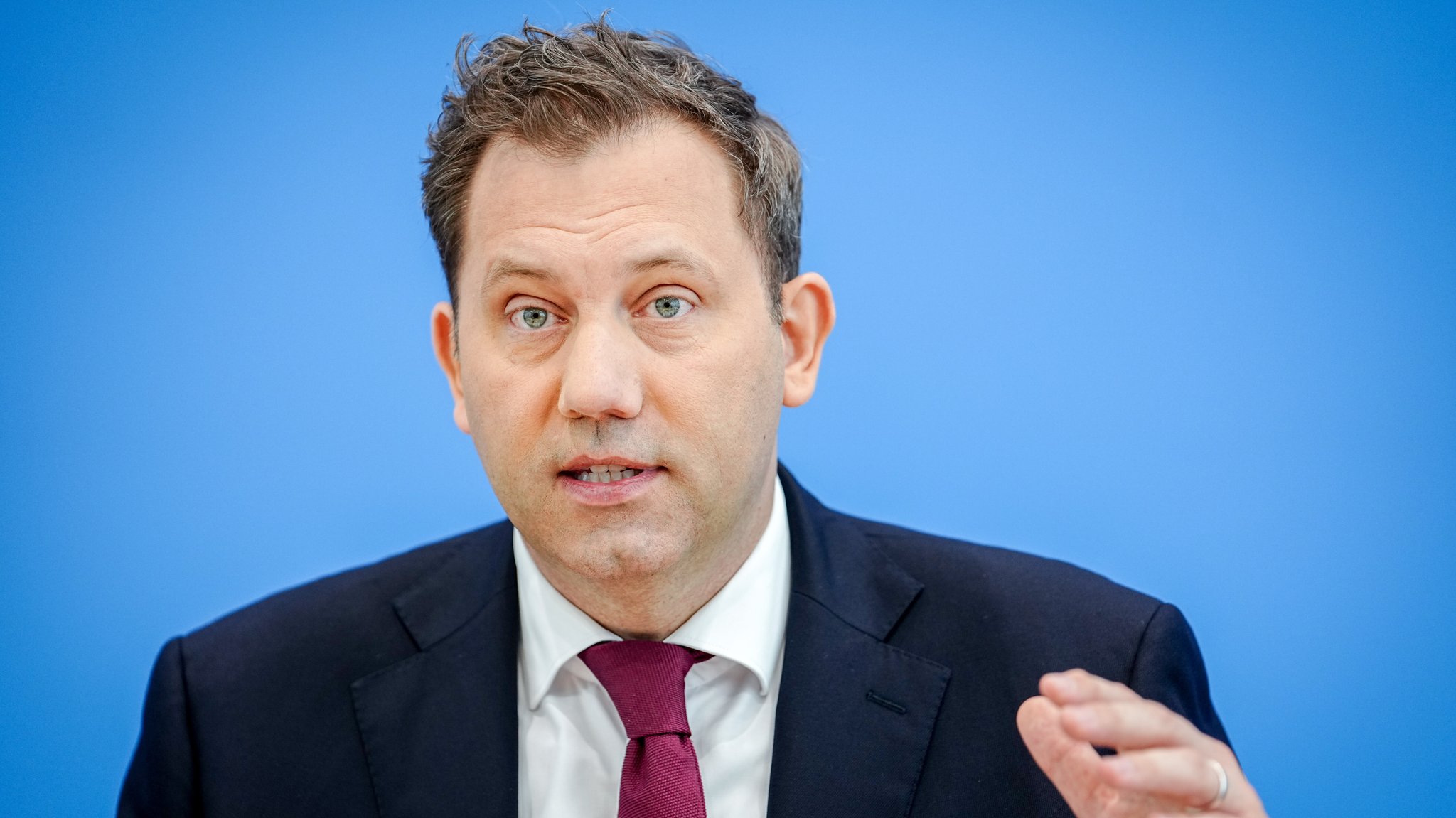 Lars Klingbeil, Bundesminister der Finanzen, Vizekanzler und SPD-Bundesvorsitzender, gibt eine Pressekonferenz zum Haushaltsentwurf 2025. 