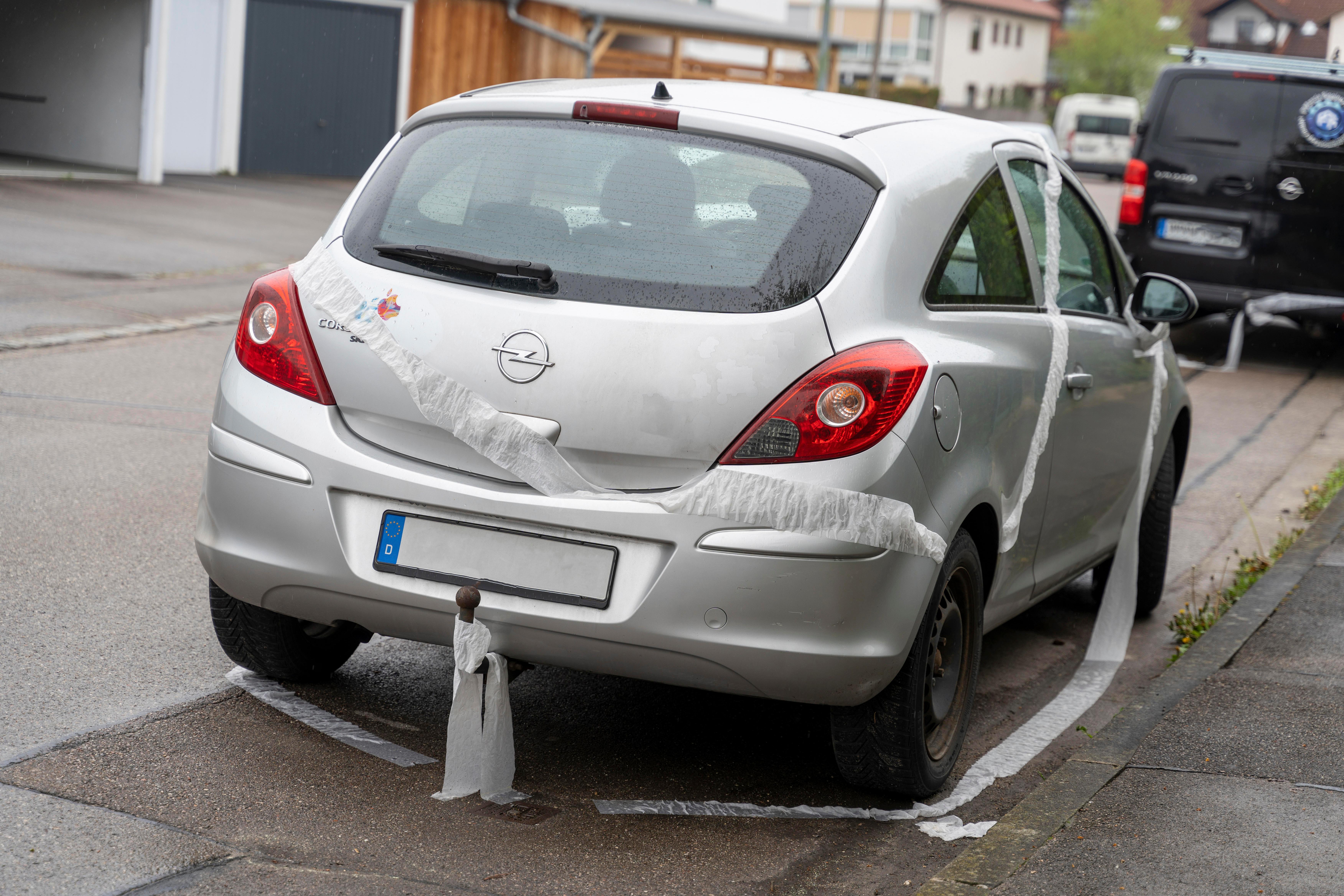 Streiche zur Freinacht: Ein Auto wurde mit Toilettenpapier eingewickelt.