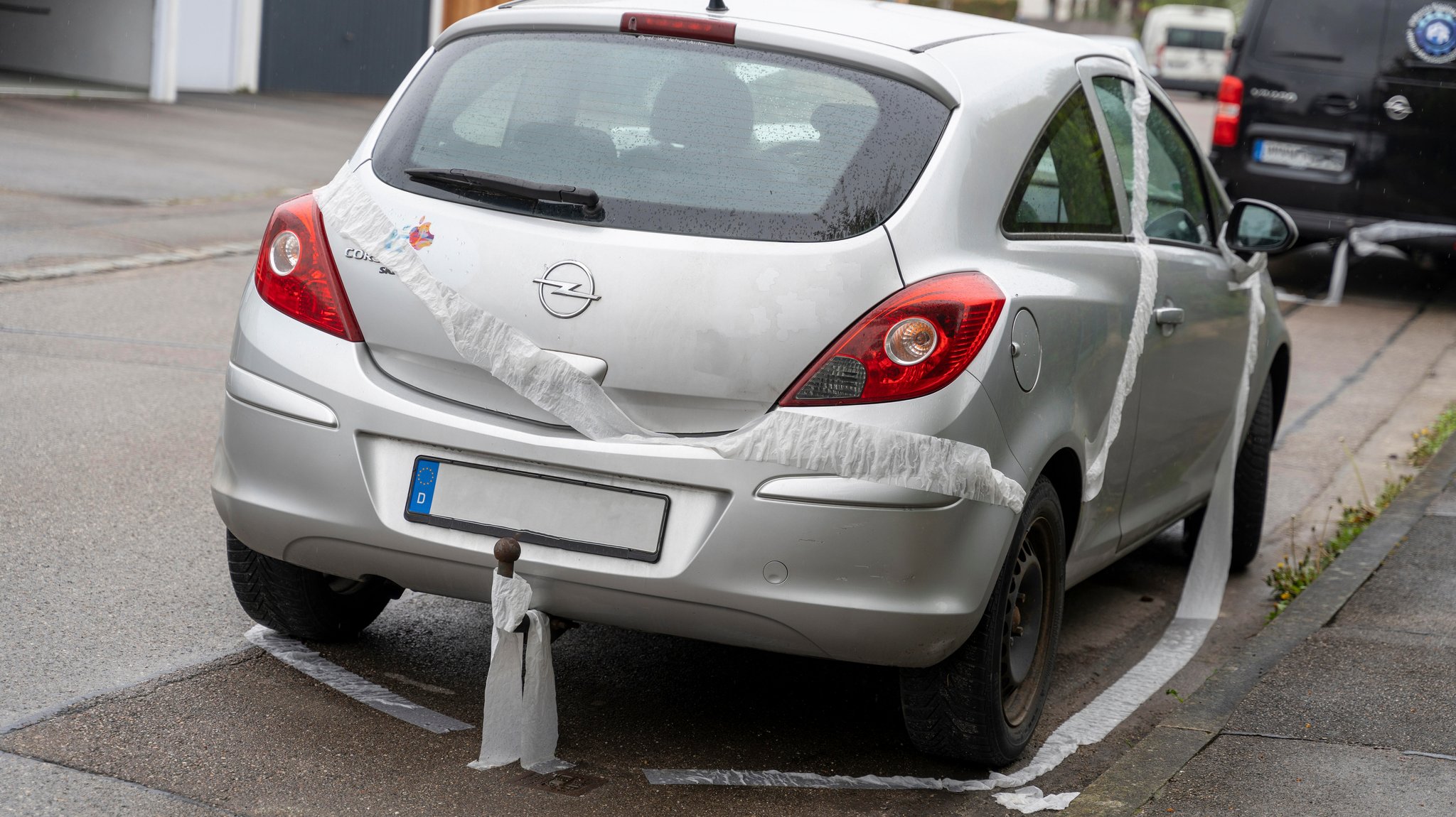 Streiche zur Freinacht: Ein Auto wurde mit Toilettenpapier eingewickelt.