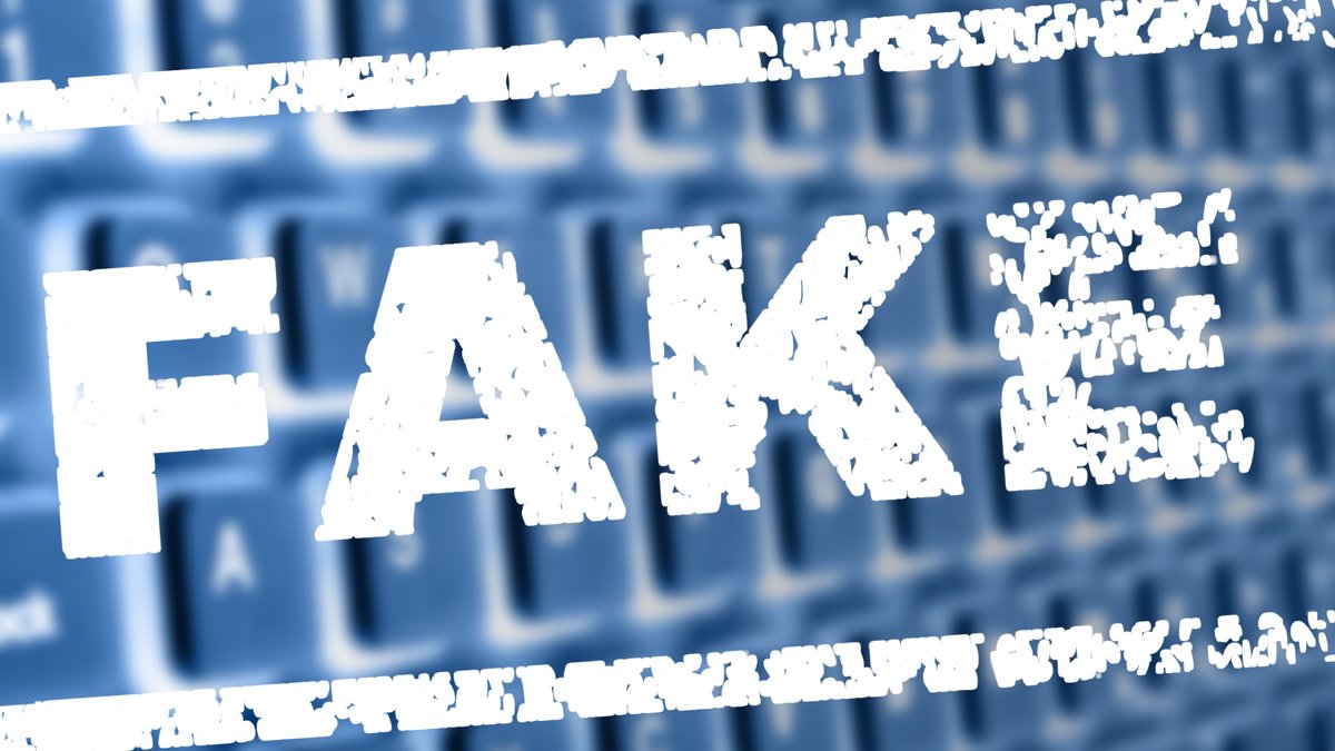 Symbolbild: "Fake"-Stempel über einer Computertastatur