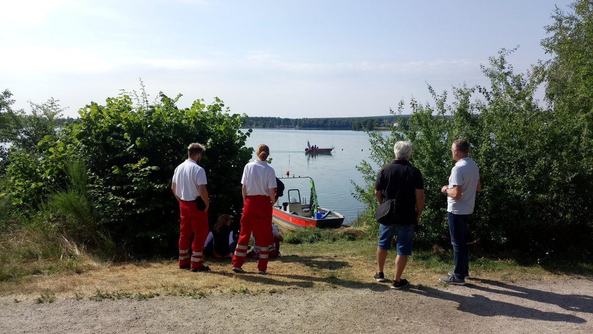 Einsatzkräfte der Wasserwacht suchen im Murner See nach dem vermissten Mann 