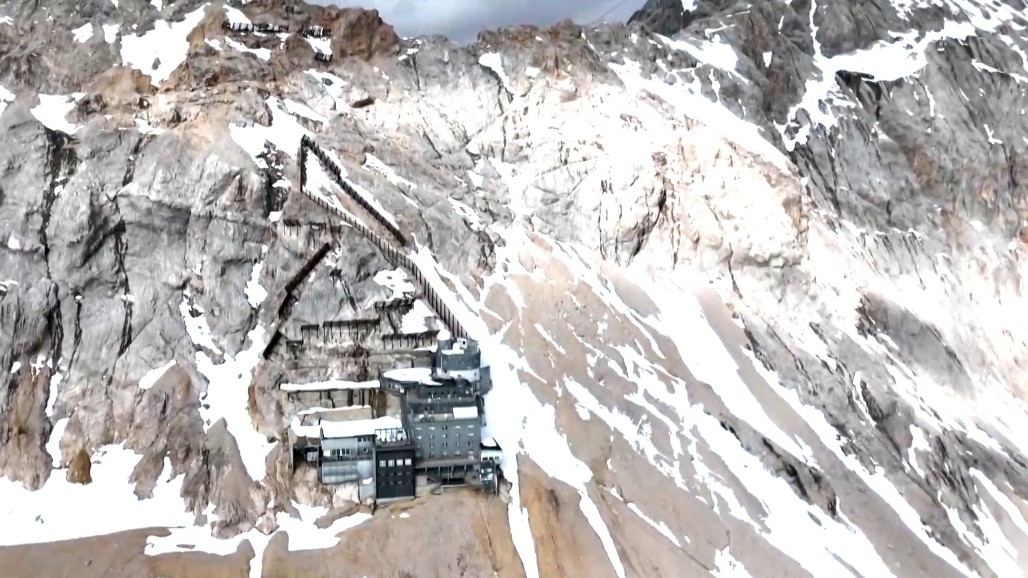 Die Zugspitze - ein Forscherteam der Technischen Universität München um Riccardo Scandroglio untersucht dort den schmelzenden Permafrost.